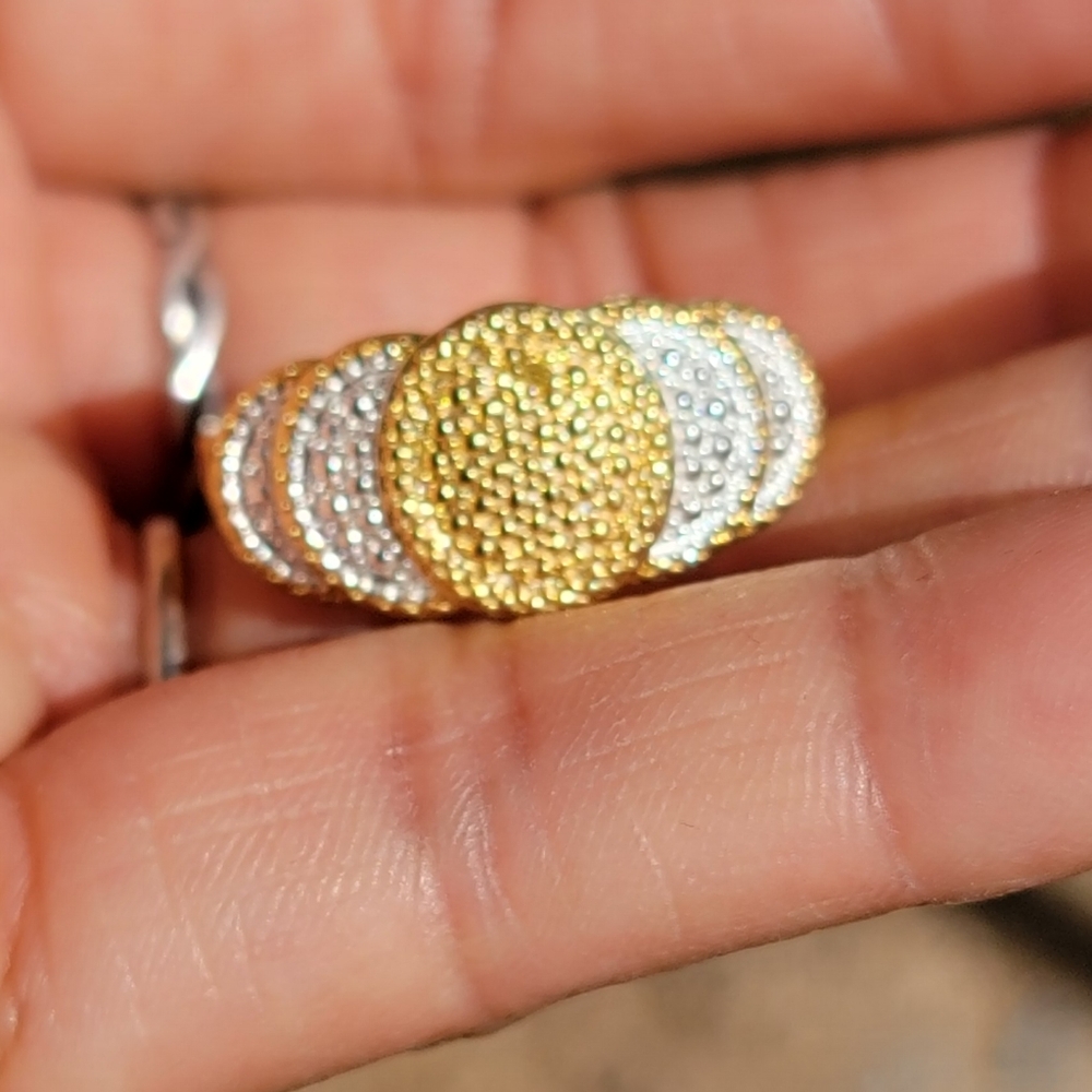 NWT Stunning five circle overlapping genuine diamond accent chunky ornate gold r